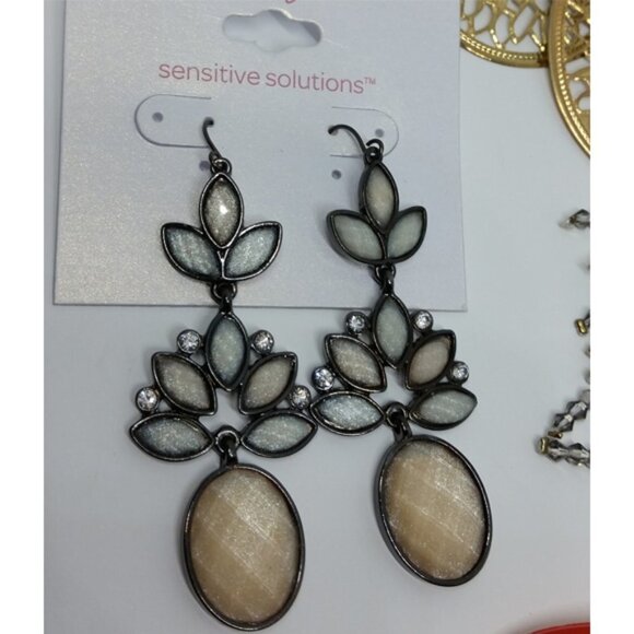 Bundle lot 4 dangle drop statement trendy long dressy dress up earrings new nwt - Picture 4 of 4